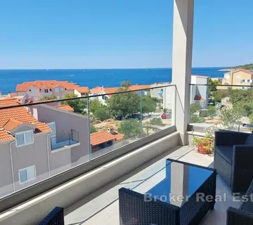 Penthouse s otvorenim pogledom na more u prekrasnoj Rogoznici - Rogoznica
