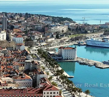 Trosoban stan s balkonom, prestižna lokacija - Split
