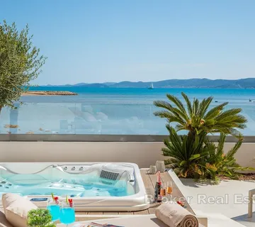 Vila uz plažu prvi red do mora - Sukošan