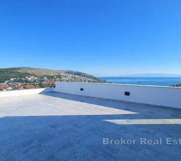 Penthouse s krovnom terasom i parkirnim mjestom - Žedno, Trogir