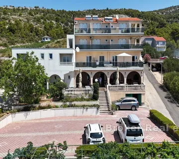 Turističko ugostiteljski objekt prvi red do mora - Primošten
