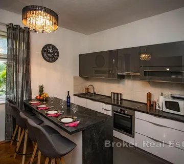 Dvosoban apartman sa garažom i dvorom u blizini centra - Bol, Split grad