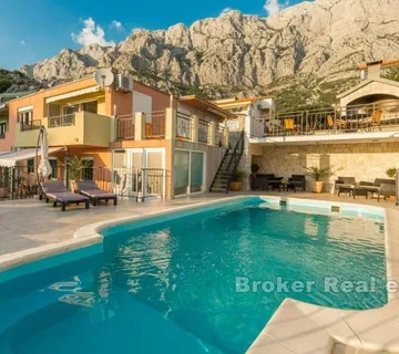 Apartmanska kuća s bazenom - Makarska