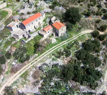 Tri kamene kuće s pogledom na more za potpunu renovaciju - Hvar