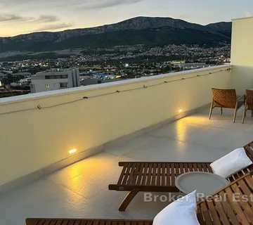 Penthouse s terasom i pogledom na grad - Split