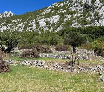 Prostrano građevinsko zemljište na mirnoj lokaciji - Omiš