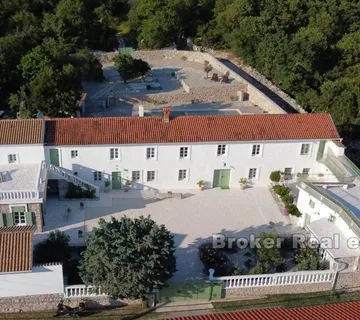 Obnovljeni ljetnikovac s bazenom - Crikvenica