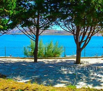 Kuća, prvi red do mora, uz samu plažu. - Pag