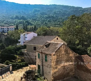 Dvojna kamena kuća s dvorištem, na prodaju - Vis