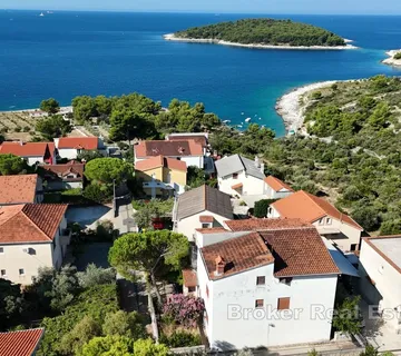 Prostrana kuća 150 m od plaže i očaravajućim pogledom - Rogoznica