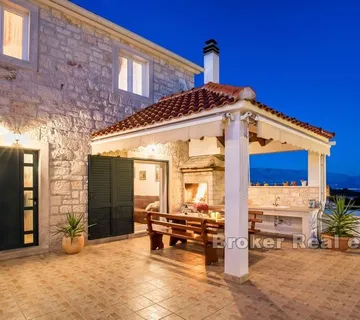 Kuća u mirnom dijelu, na prodaju - Brač, Brač