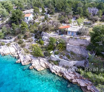 Kuća u prvom redu do mora, izuzetna lokacija - Brač, Brač