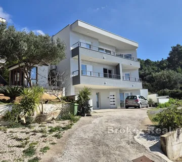 Moderna samostojeća kuća sa 4 apartmana - Makarska