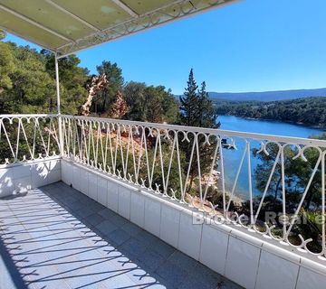 Apartmanska kuća u prvom redu do mora - cover