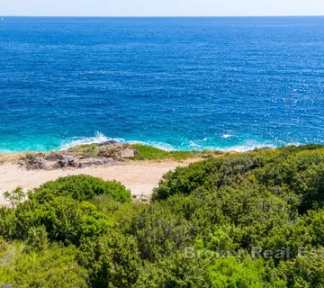 Atraktivno građevinsko zemljište prvi red do mora - Hvar