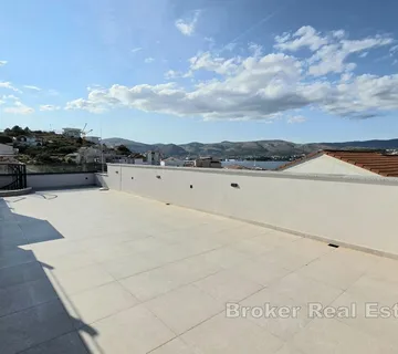 Dvosobni penthouse s krovnom terasom i pogledom na more - Žedno, Trogir