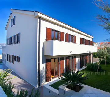 Villa smješten u lijepoj uvali, na prodaju - Brač, Brač