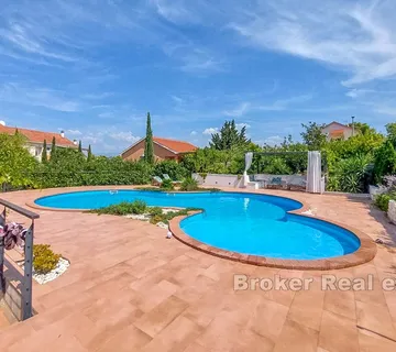 Kuća s velikim vrtom i bazenom - Brač, Brač