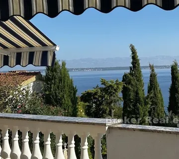 Vila u drugom redu do mora - Ugljan, Preko