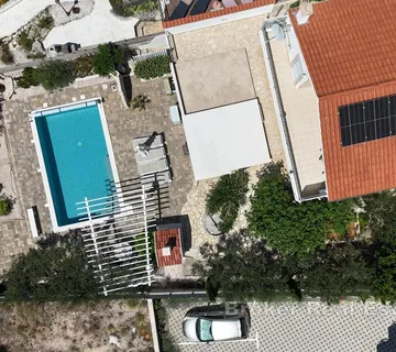 Samostojeća kuća s bazenom i pogledom na more - Primošten