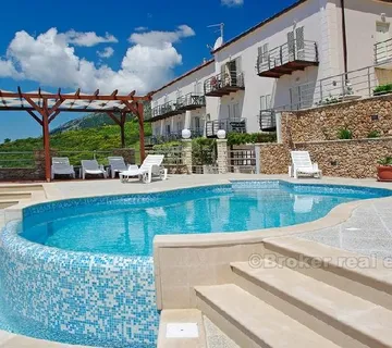 Apartmanska kuća s bazenom i pogledom na more, na prodaju - Brač, Brač