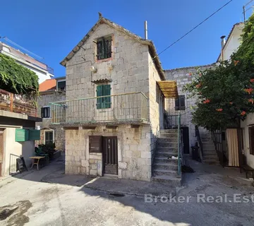 Kamena kuća za renovaciju s vrtom u prvom redu od mora - Kaštel Lukšić, Kaštela