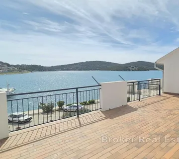 Apartmanska kuća u prvom redu do mora - Murter, Murter-Kornati