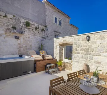 Autohtona kamena kuća modernog uređenja - Trogir