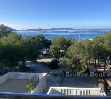 Apartmanska kuća u prvom redu do mora - Pakoštane
