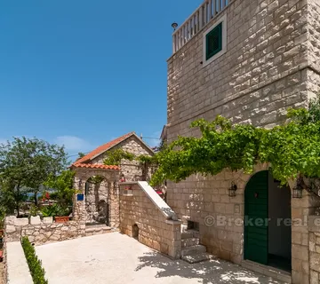 Kamena kuća s pogledom na more - Omiš