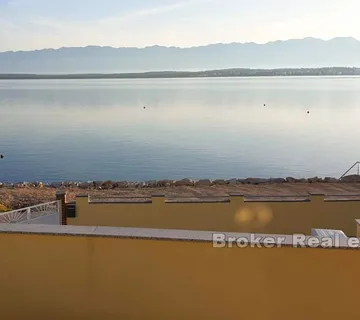 Apartmanska kuća prvi red do mora - Nin