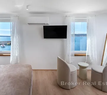 Luksuzno renovirana kamena kuća u prvom redu uz more - Kaštel Novi, Kaštela