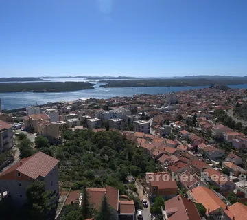 Atraktivno građevinsko zemljište sa pogledom na zaljev - Sibenik, Sibenik