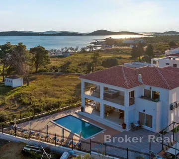Jedinstvena vila u prvome redu do mora - Sibenik, Sibenik
