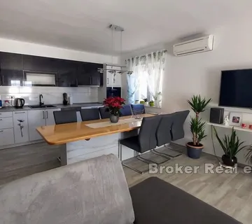 Trosoban apartman s vrtom i pogledom na more - Omiš