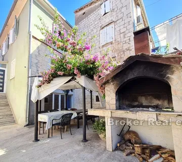 Kamena kuća s dvorištem u centru - Trogir