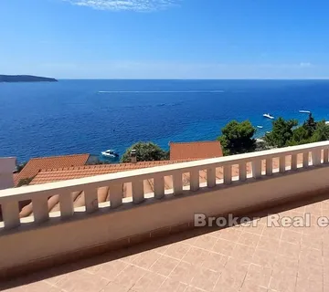 Kuća i građevinsko zemljište s pogledom na more - Rogoznica
