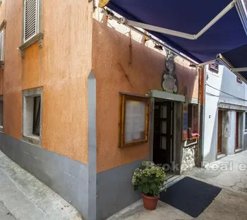 Kuća u centru s restoranom, na prodaju - Krk
