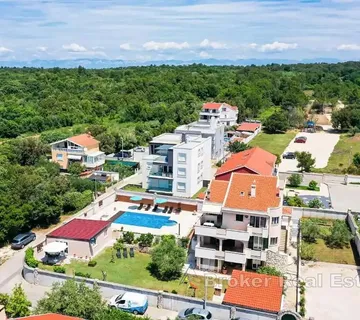 Vila na prostranoj parceli s grijanim bazenom i otvorenim pogledom na more - Kožino, Zadar