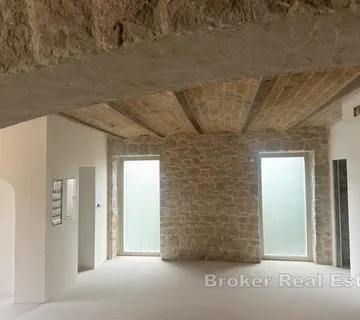 Novouređen trosoban stan - centar mjesta - Hvar