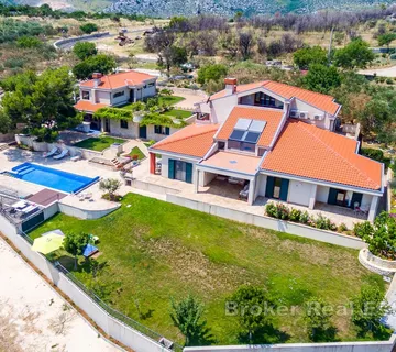 Imanje s panoramskim pogledom na more - Trogir