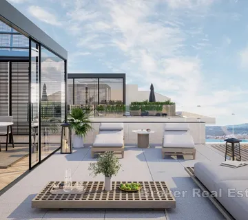 Prostran dvosoban penthouse stan u prvom redu do mora - Žedno, Trogir