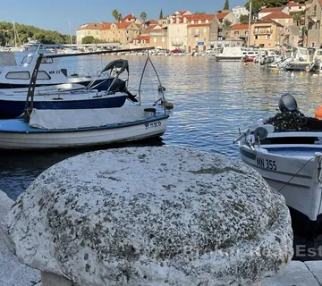 Kamena kuća u staroj jezgri Milne - Brač, Brač