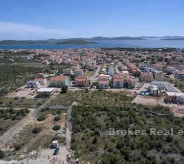 Prostrano građevinsko zemljište s pogledom na more - Vodice