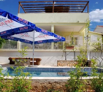 Kuća / Vila s bazenom, na prodaju - Brač, Brač