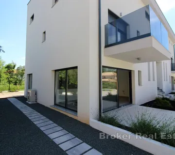 Dvoetažni apartman s bazenom u blizini mora - Krk