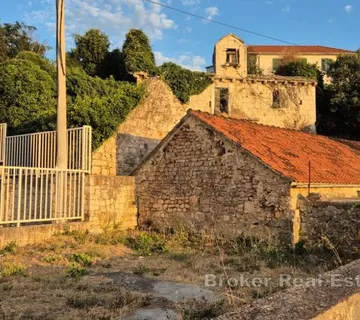 Ruševne kamene kuće s garažom i objektima - Brač, Brač