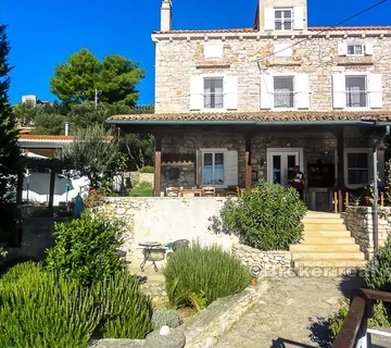 Renovirana kamena kuća uz more, na prodaju - Losinj, Losinj