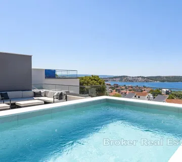 Dvoetažni penthouse s bazenom i pogledom na more - Žedno, Trogir