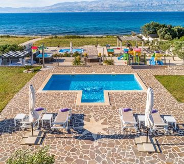 Prekrasna vila, za najam - cover